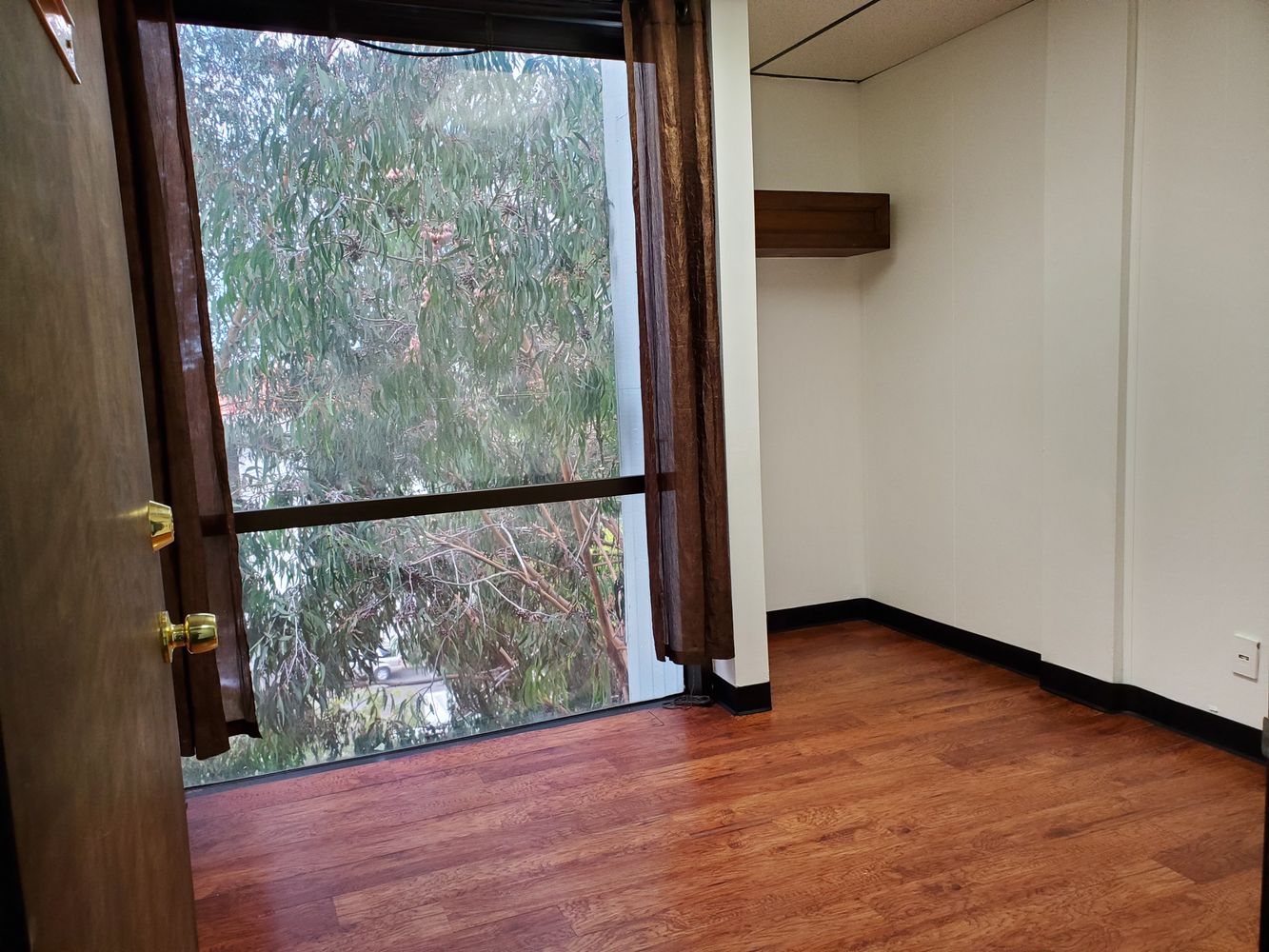 EXECUTIVE OFFICES $450.00 TO $550.00 PER MONTH, INCLUDES UTILITIES.